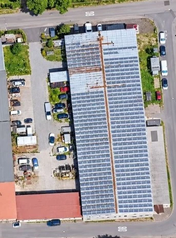 Luftaufnahme — PV-Anlage auf dem Hallendach