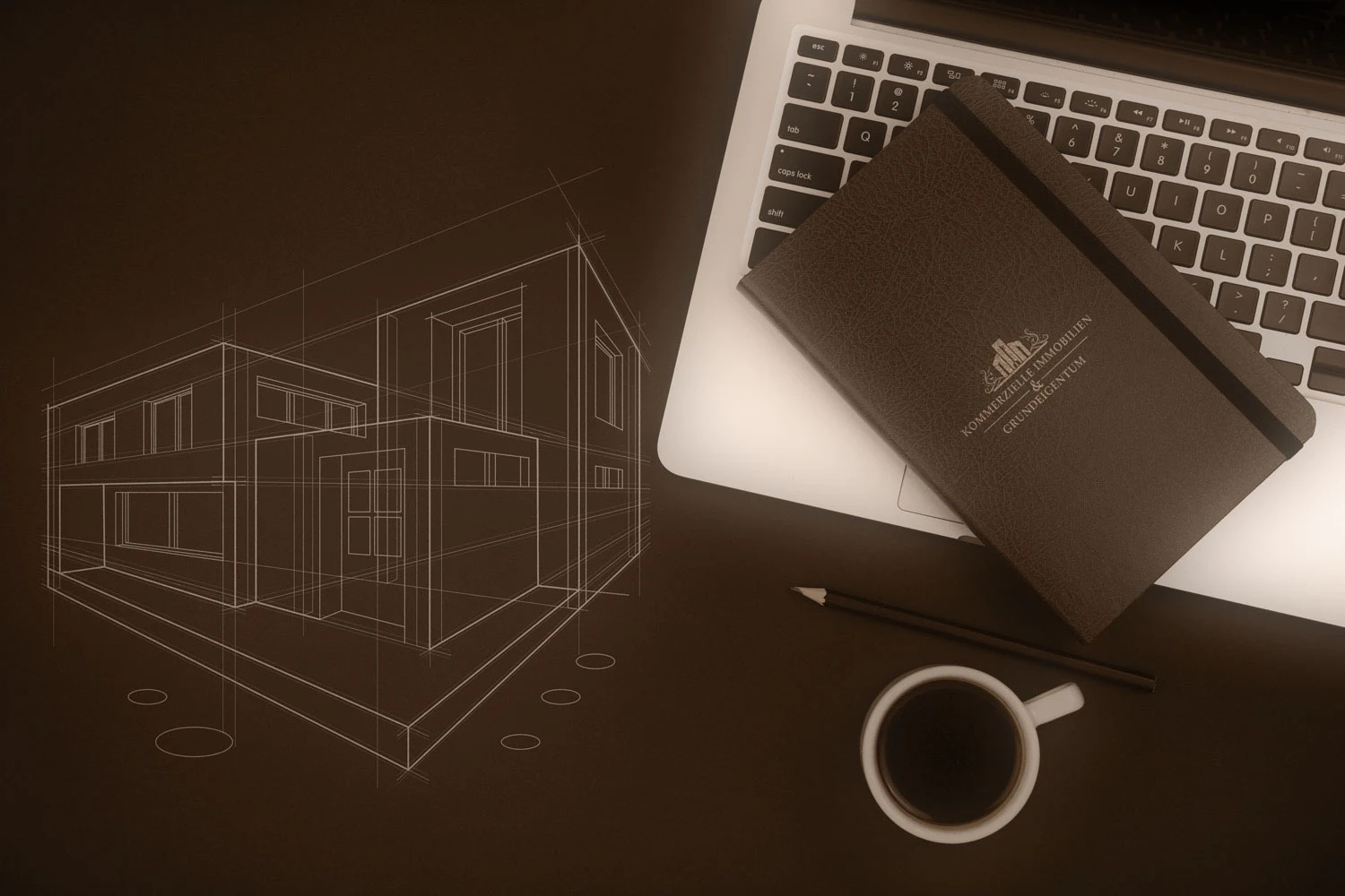 Notizbuch mit dem Logo von Kommerzielle Immobilien & Grundeigentum neben einer Bauzeichnung und Kaffee